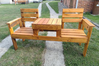 Ławka że stolikiem w jednym