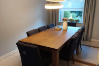 Tapicerowane granatowe krzesło drewniane nogi