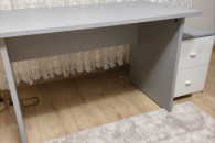 Zestaw: biurko z szafką i krzesłem