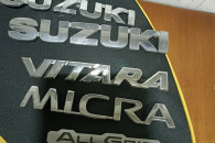 Emblematy nissan, suzuki