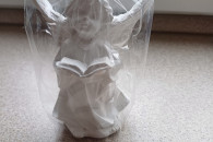 Aniołek czytający 12 cm