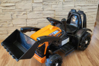 Traktor na akumulator z łyżką