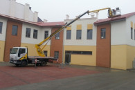 Wynajem podestów ruchomych nożycowe przegubowe