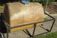 duza beczka ze stelazem metalowym do zbierania