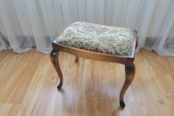 Stołek z tapicerowanym siedziskiem