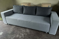 Kanapa rozkładana z poduszkami