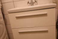 Szafka z umywalką i baterią