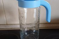 Dzbanek szklany z niebieską nakrętką z rączką