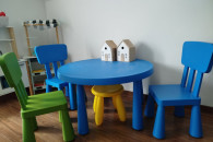 Zestaw stolik plus trzy krzesła i taboret Ikea