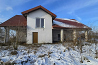 Dom w stanie surowym zamkniętym - duża działka