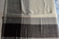 Szalik kremowo czarny 140x140 cm nowy