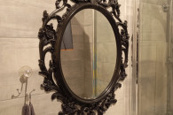 Duże lustro w ażurowej czarnej ramie