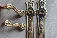 Zabytkowa z mosiądzu klamka