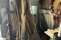 Do spalenia: resztki drewna, brykiet drzewny.