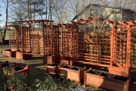 Meble ogrodowe, pergole, donice, trejaże.