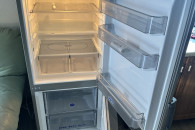 Lodówka z zamrażarką.