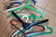 Wieszaki drewniane i plastikowe