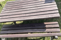 Stół z ławkami z drewna