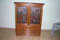 Witryna z dwoma dużymi szufladami