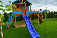 Plac zabaw, domek