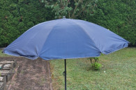 Granatowy parasol ogrodowy lub plażowy