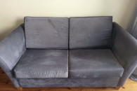 Rozkładana szara sofa dwuoosobowa