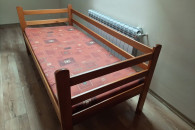 drewniane łóżko 86x190 z barierką i materacem