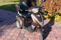 Trojkolowy skuter elektryczny